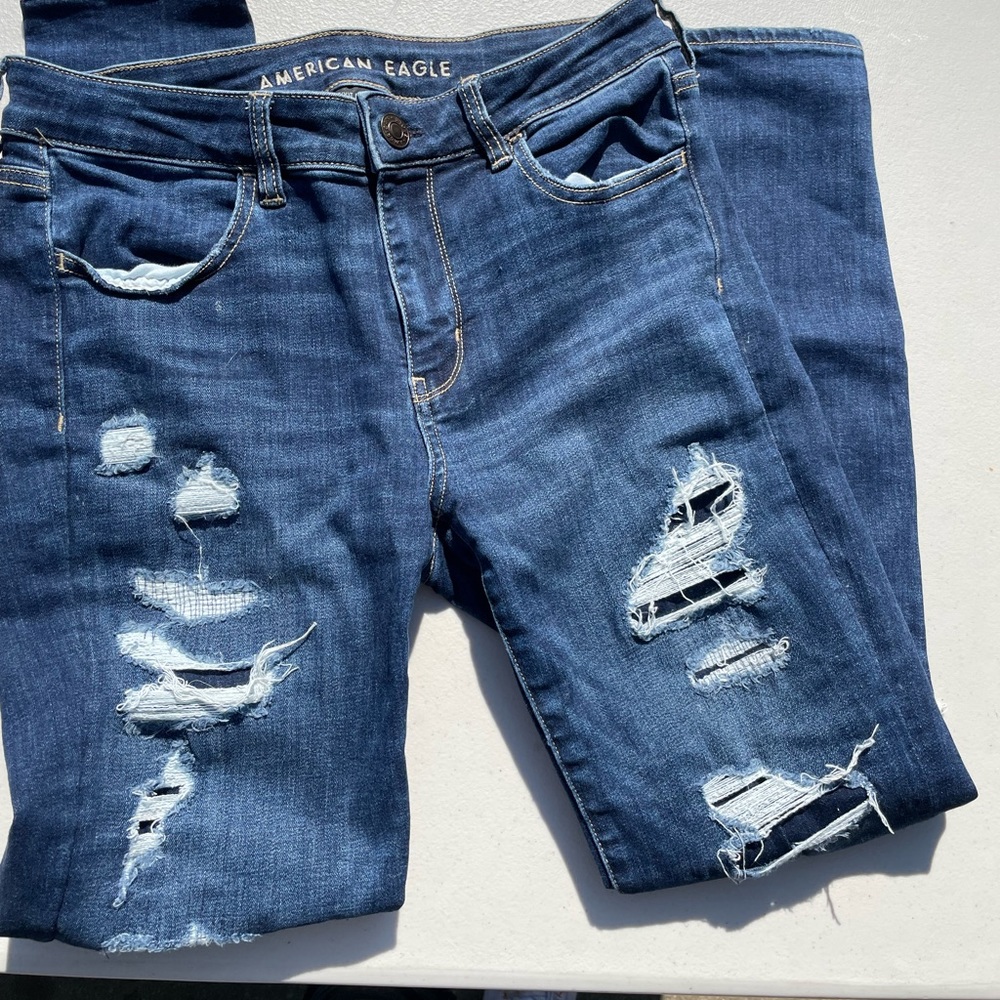 American Eagle barely used ripped jeans. Size 8
